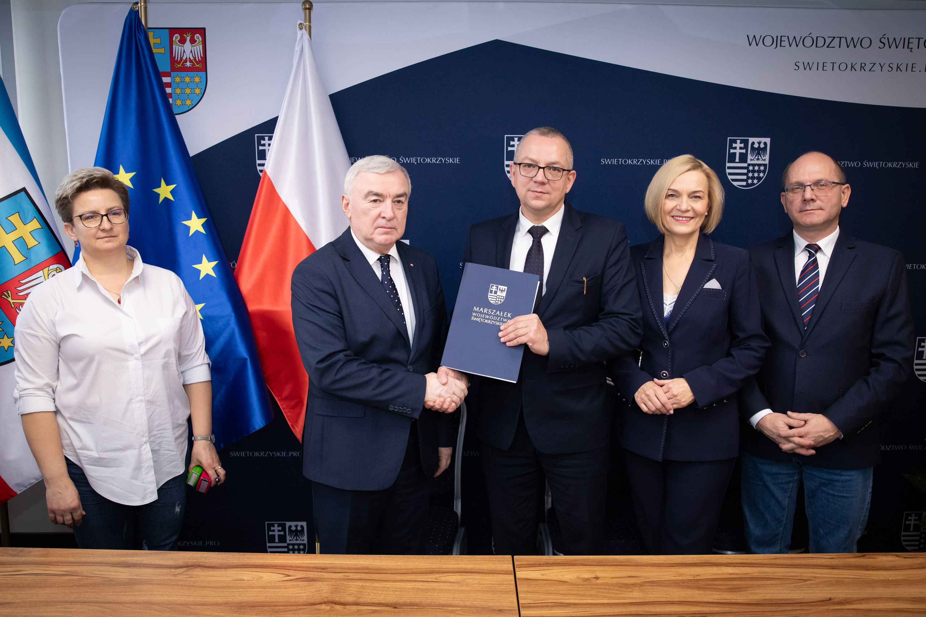 Marszałek Andrzej Bętkowski i Wicemarszałek Renata Janik gratulują włodarzowi podpisania umowy