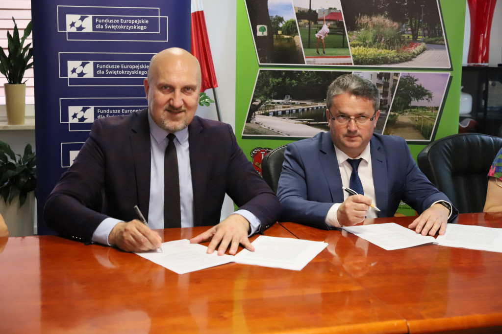 Podpisanie umowy - nowa ścieżka rowerowa w Staszowie