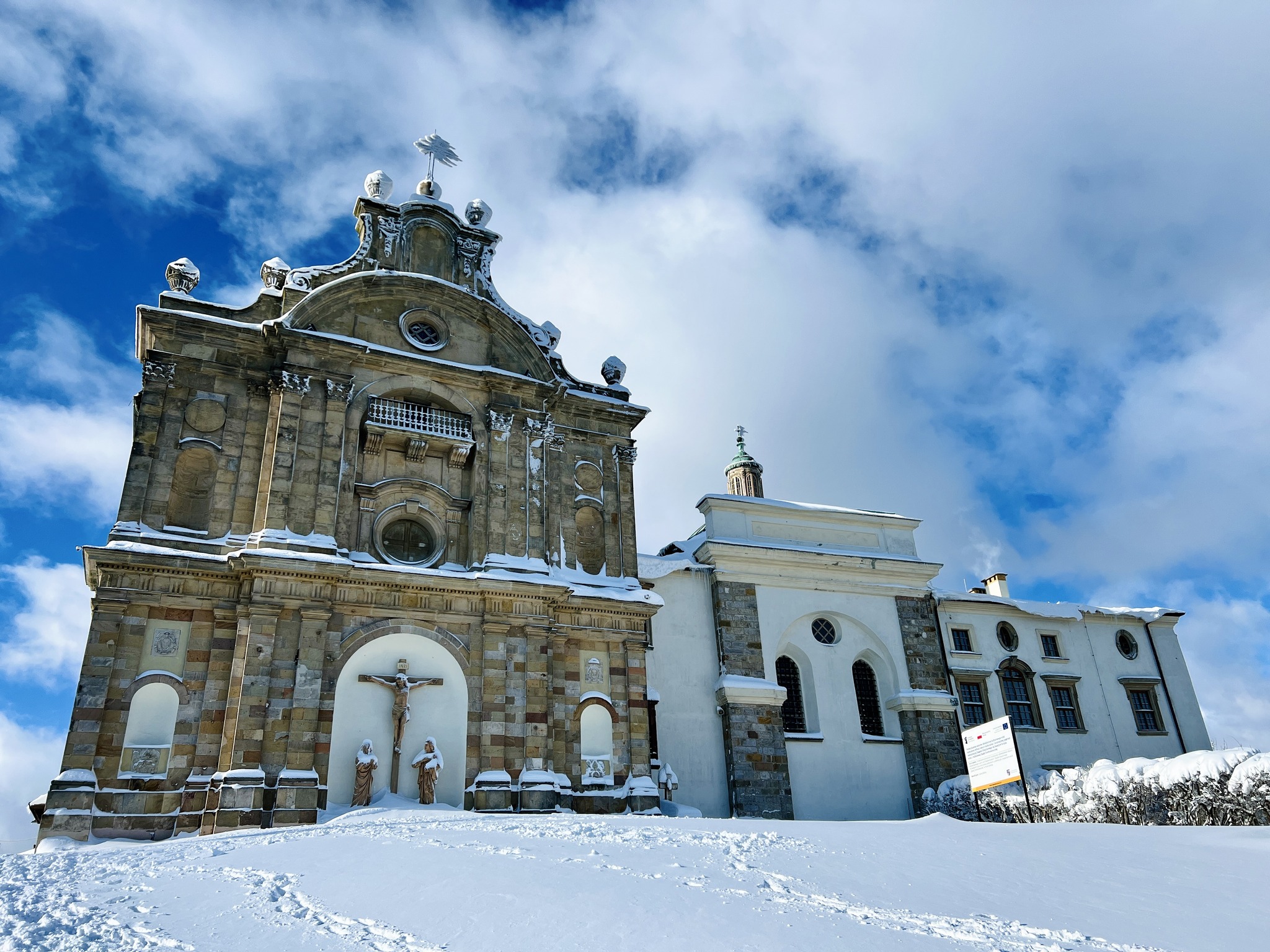 klasztor zimą