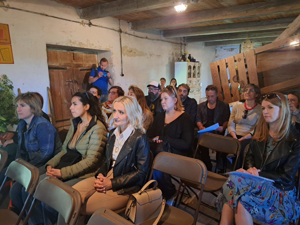 Dyrektor Anna Kucharczyk i inni słuchają wykładu