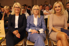 Siedzą od lewej dyrektorki: Kubicka, Elżbieta Ząbek i Anna Kucharczyk