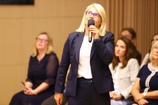 Dyrektor Katarzyna Kubicka tłumaczy do mikrofonu