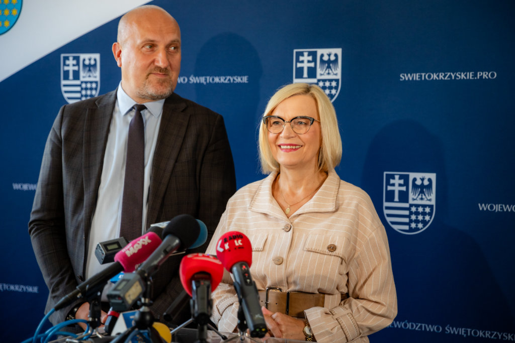 Marszałkpowie Grzegorz Socha i Renata Janik mówią do mikrofonów