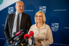 Marszałkpowie Grzegorz Socha i Renata Janik mówią do mikrofonów