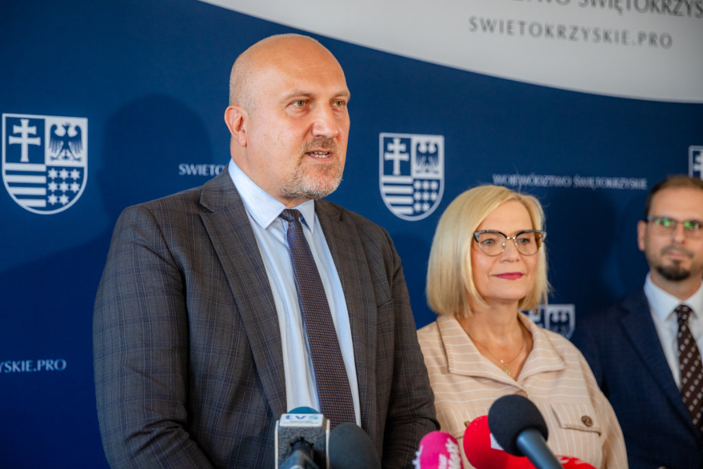 Wicemarszałek Grzegorz Socha i Marszałek Renata Janik odpowiadają na pytania na konferencji