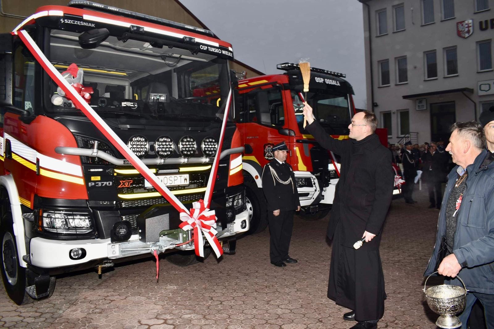 Ksiądz święci przekazane auta