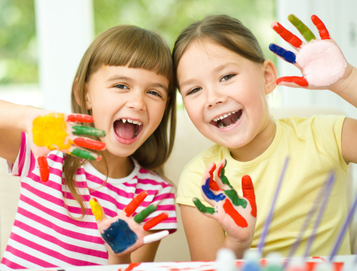 Dzieci w trakcie zabawy farbami