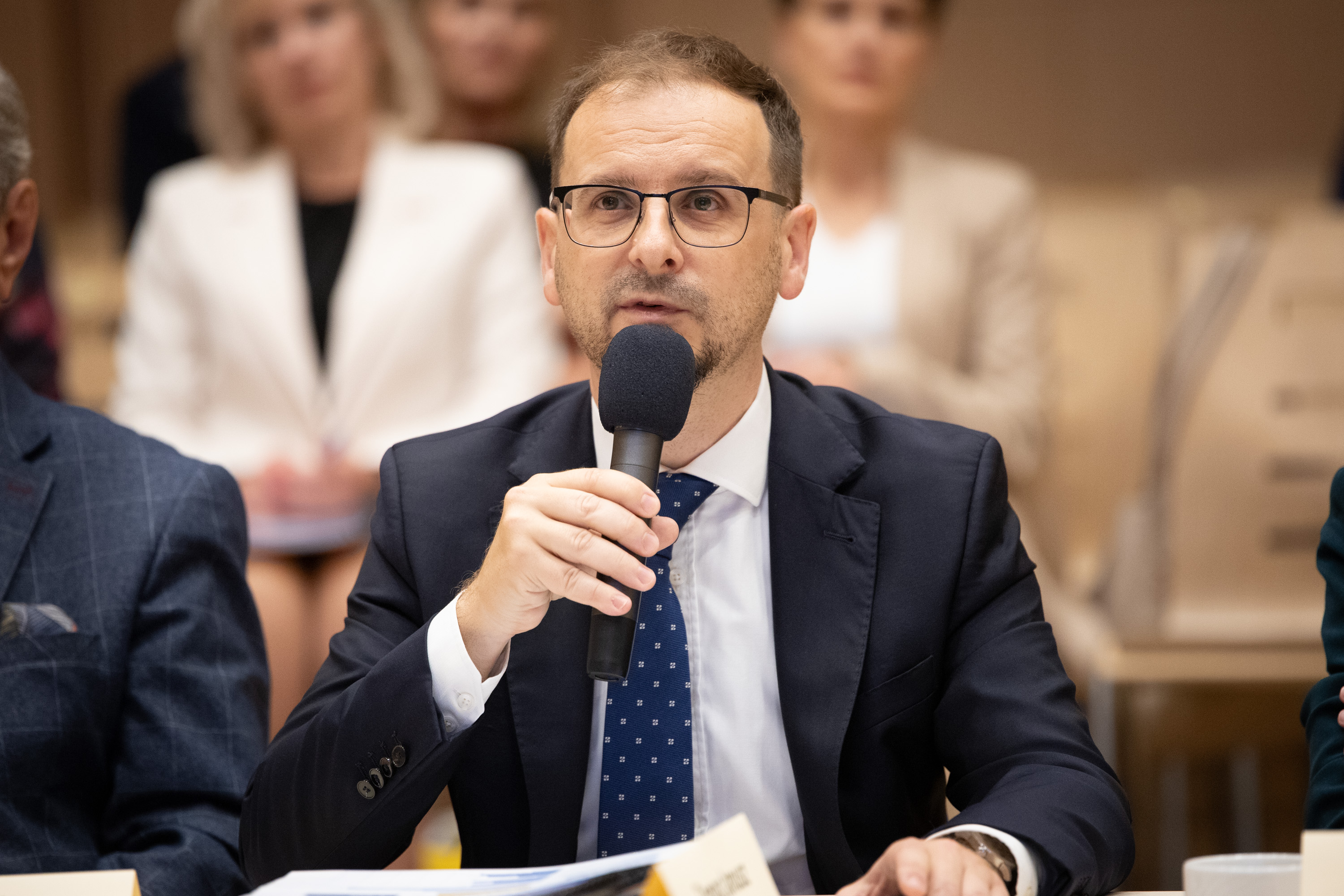 Tomasz Janusz, dyrektor Departamentu Rozwoju Regionalnego przemawia do mikrofonu.