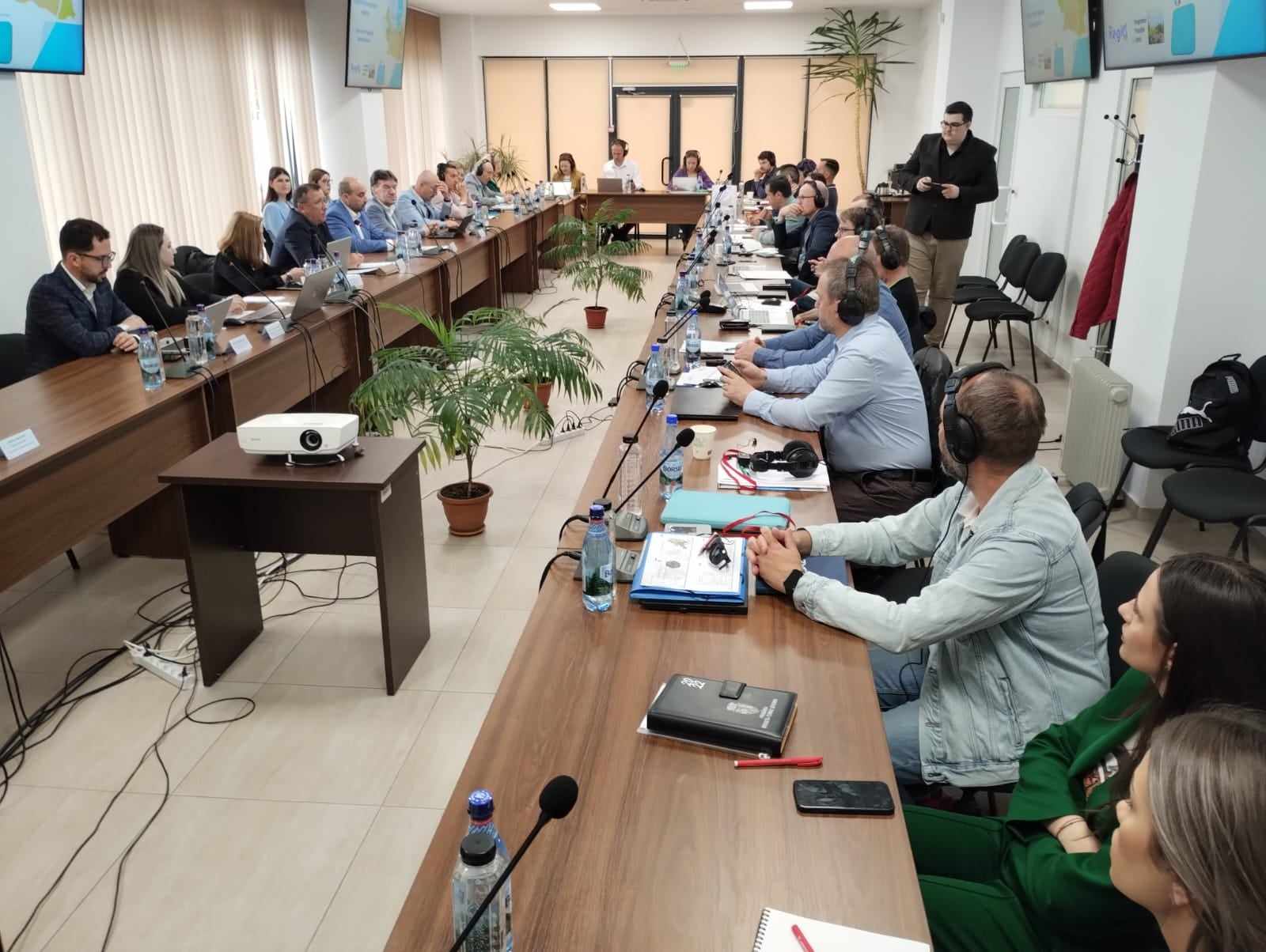 Wszyscy siedzą w słuchawkach i słuchają konferencji.