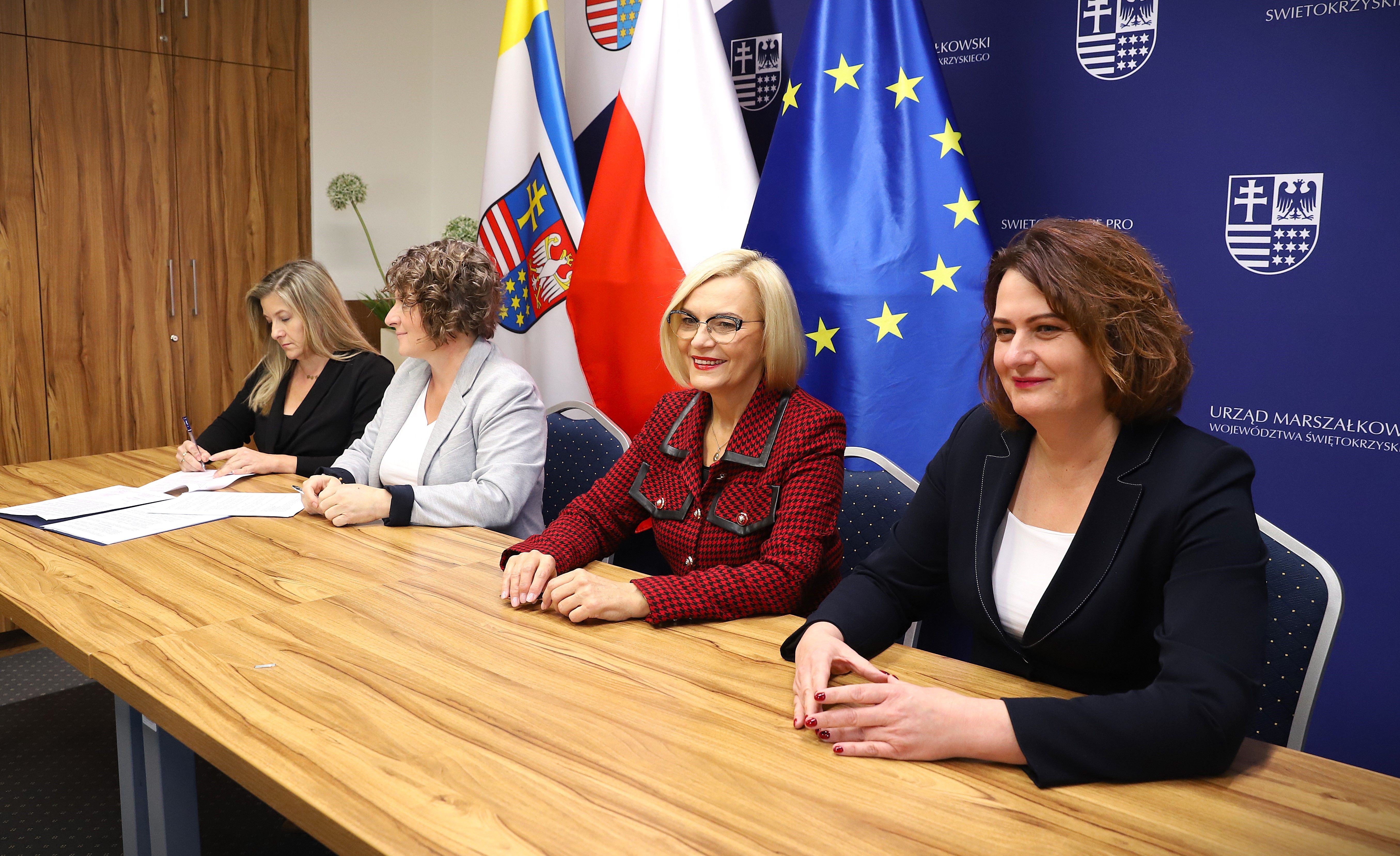 Marszałek Renata Janik i Magdalena Zieleń, wiceprzewodnicząca Sejmiku pozują do zdjecia.